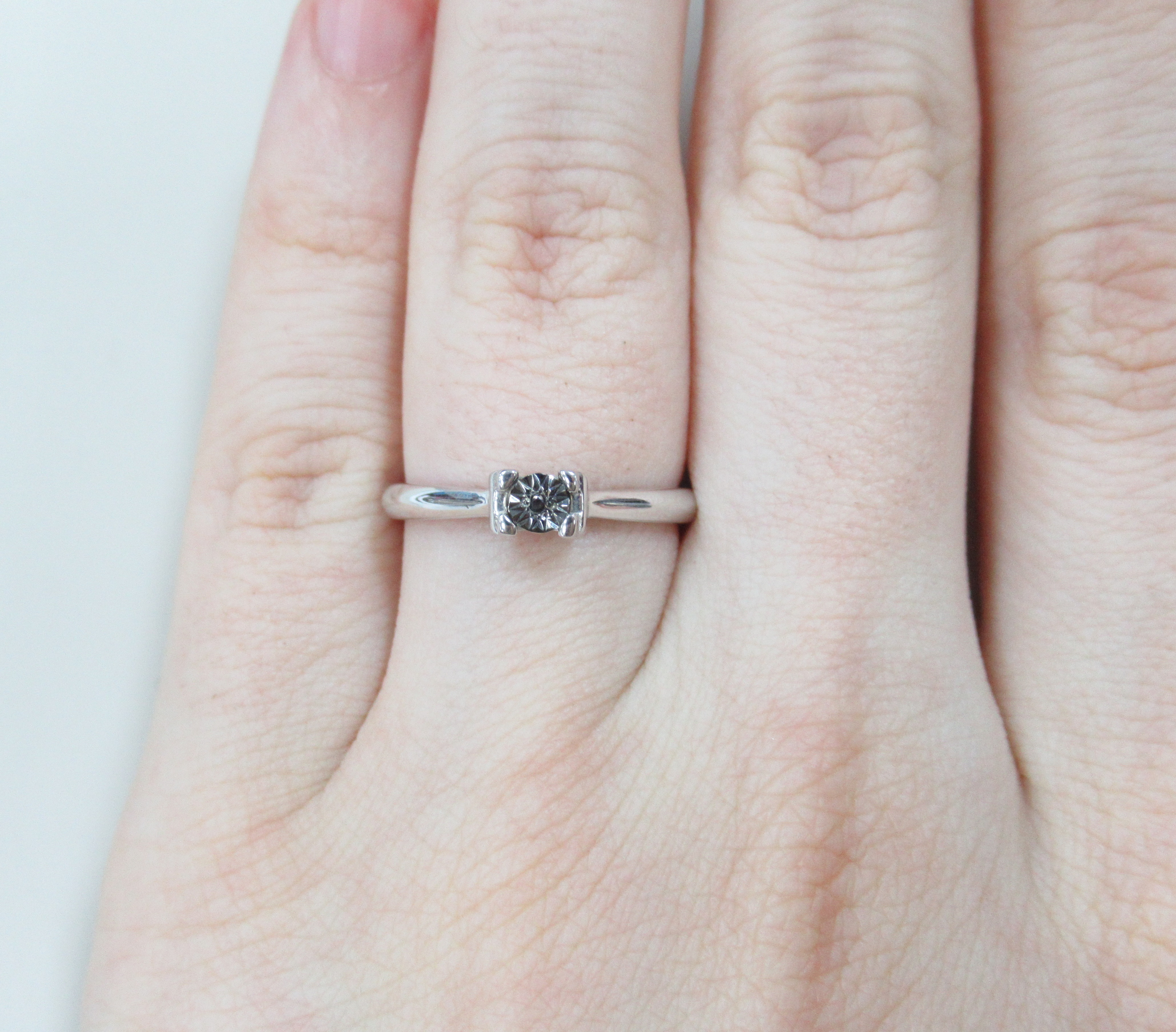 Серебряное кольцо с черным бриллиантом